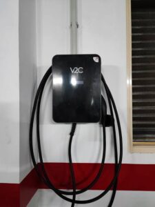 Mejores cargadores de coche eléctrico para casa en 2026 y por qué elegimos V2C 1 Cargador V2C Trydan instalado en un garaje comunitario