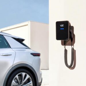 Cargador V2C Trydan de 7,4 kW instalado en la pared de una vivienda junto a un coche eléctrico