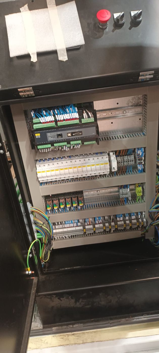 Cuadro de control y maniobra de grupo electrógeno con controlador, relés y bornas cableadas por OLG