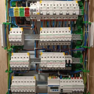 Cuadro eléctrico de seis filas con aparamenta Schneider, cableado peinado y numerado, montado por OLG Servicios Energéticos