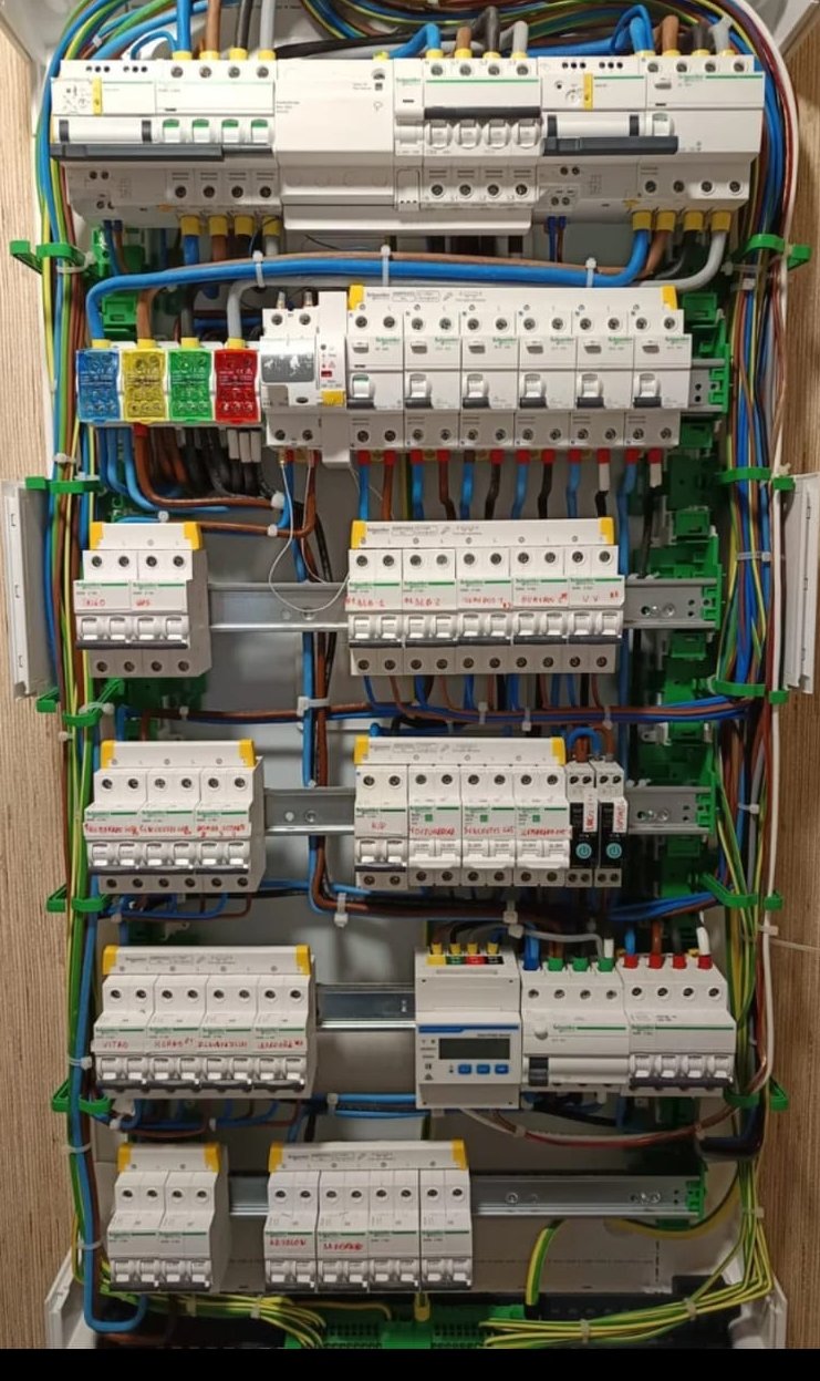 Cuadro a medida "El cuadro del CEO" · 6 filas, Schneider, con analizador de red 1 Cuadro eléctrico de seis filas con aparamenta Schneider, cableado peinado y numerado, montado por OLG Servicios Energéticos