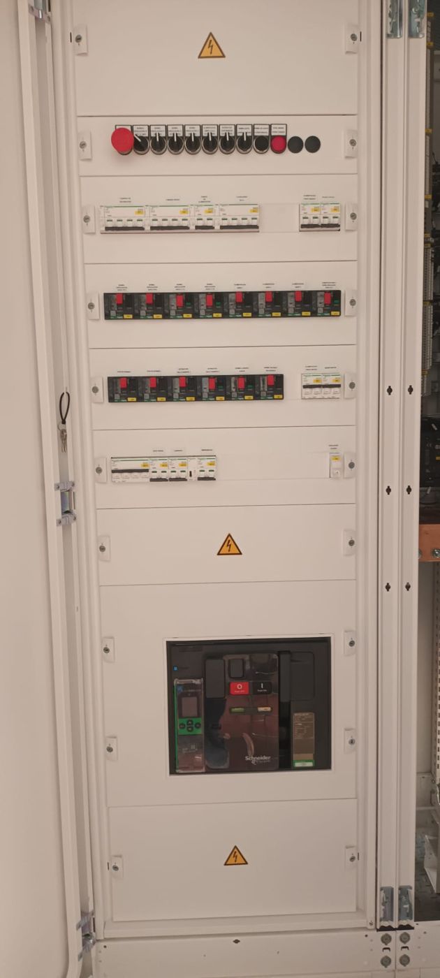 Cuadro general de baja tensión industrial con interruptor automático de potencia y salidas a motores, montado por OLG