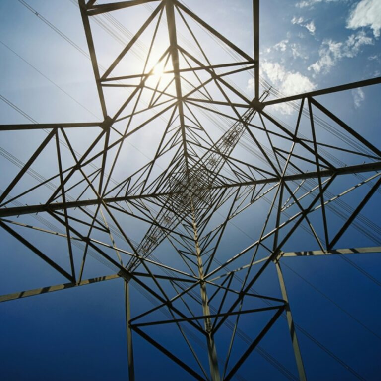 Torre de alta tensión vista desde abajo, red eléctrica española saturada por la demanda récord