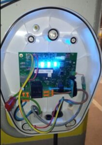 Te han regalado un easyWallbox con el coche: qué hacer con él 1 Interior de un easyWallbox de Free2Move con su placa electrónica