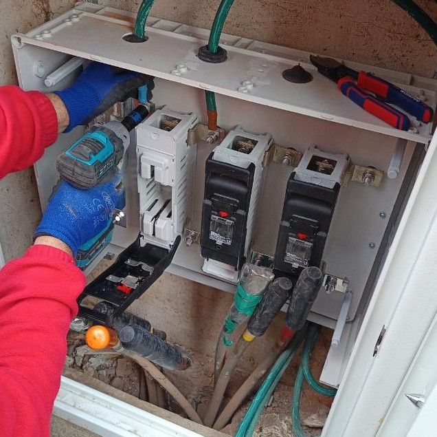 Electricista en Villacañas 1 Electricista de OLG Servicios Energéticos trabajando en una caja general de protección en Villacañas (Toledo)