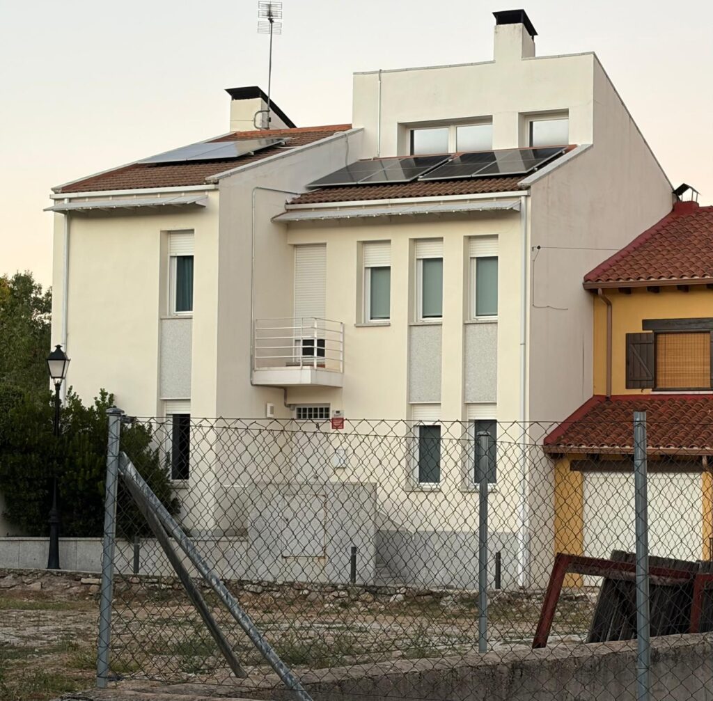 Vivienda unifamiliar con instalación de placas solares para autoconsumo ejecutada por OLG Servicios Energéticos