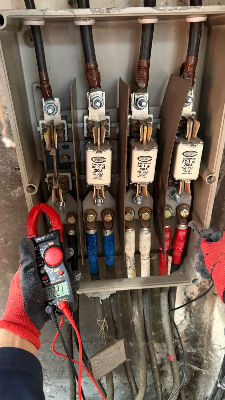 Técnico de OLG midiendo consumo con pinza amperimétrica en una caja general de protección en la provincia de Toledo